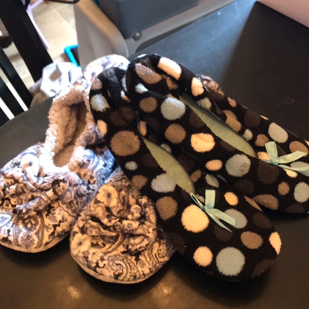 2 pairs of slippers
